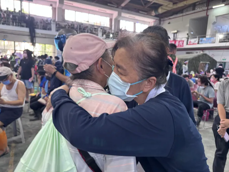 慈濟志工給災民愛的抱抱。慈濟基金會提供