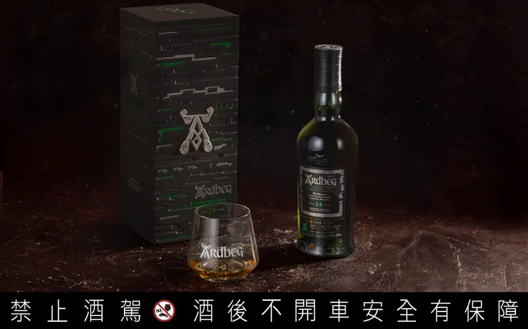 雅柏《Vintage_Y2K 24年》最受矚目的亮點，是雅柏史上首次將酒液置於 Amontillado 雪莉桶過桶熟成。業者提供