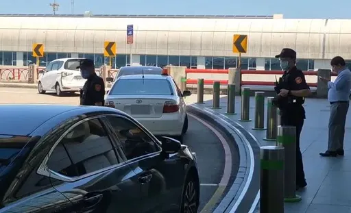 桃機航警抓白牌車遭撞傷 機場攬客黃牛和司機妨害公務起訴