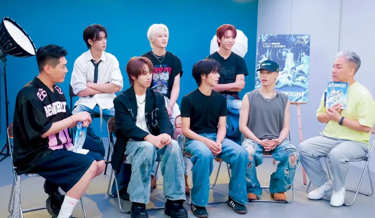 主持人小鹿（左一）、阿甘（右一）訪問男團「SEVENTOEIGHT」成員學駿（上排）、美祥、柏佑、义翔（下排）、麒文、D’OM。民視提供