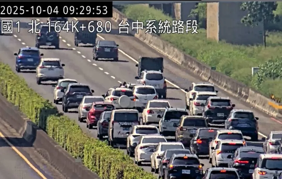国1南向165公里处发生2辆小客车追撞事故。高公局提供