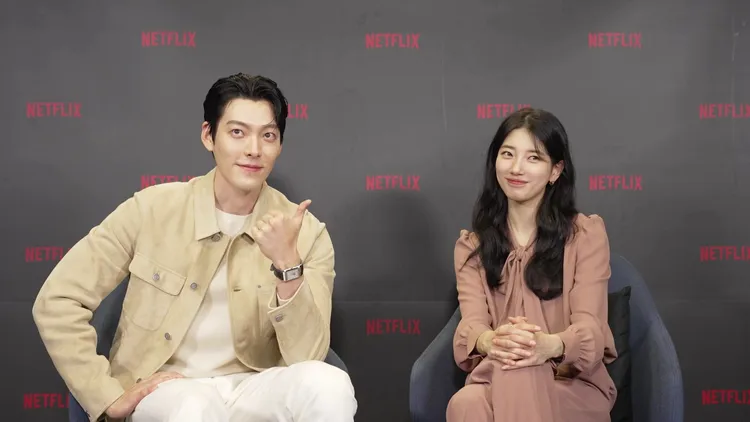 金宇彬（左）對著秀智比出讚。Netflix提供