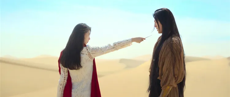 《許願吧，精靈》拉拔到杜拜的沙漠拍攝，秀智（左）覺得難忘沙子觸感，笑說「很鹹」。翻攝Netflix