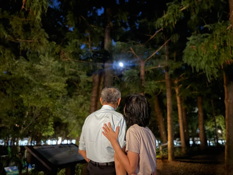 柯文哲中秋節和陳佩琪去中正紀念堂廣場賞月。翻攝陳佩琪臉書