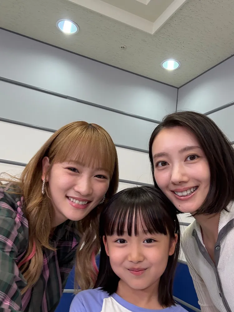 川榮李奈、池村碧彩（前）、波瑠。摘自官方X