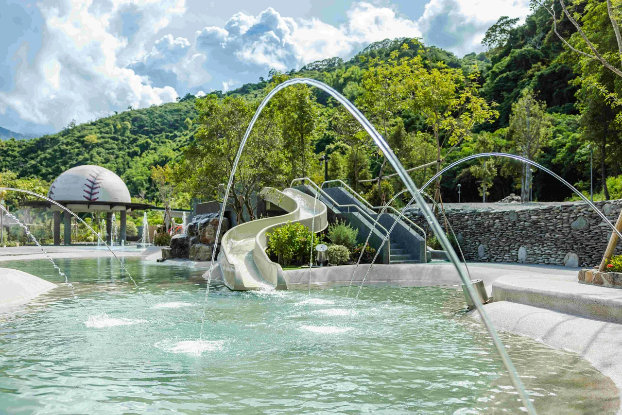 红叶谷绿能温泉园区推出两款汤泉票券，泡汤与餐泉套券任旅人自由选择，尽享大自然与美食。云朗观光提供