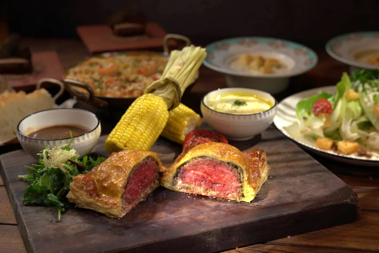 君品酒店「茶苑精选牛排双人套餐券」呈现经典「老灵魂威灵顿牛排」，薄酥派皮与鲜嫩多汁的菲力，堪称经典中的经典。云朗观光提供