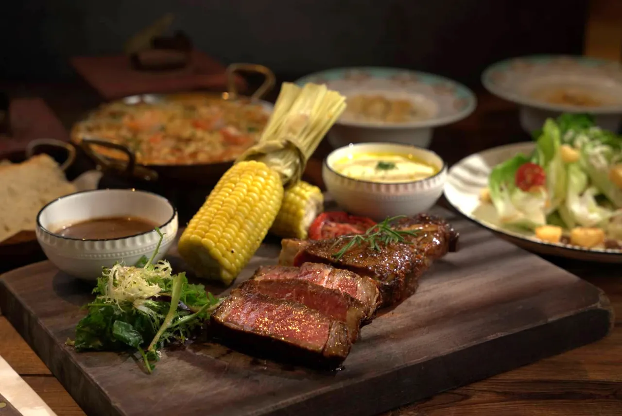 君品酒店「茶苑精选牛排双人套餐券」主打16盎司顶级炉烤肋眼牛排，肉质鲜嫩多汁，完美展现炉烤香气，搭配精致配菜，享受顶级飨宴。云朗观光提供