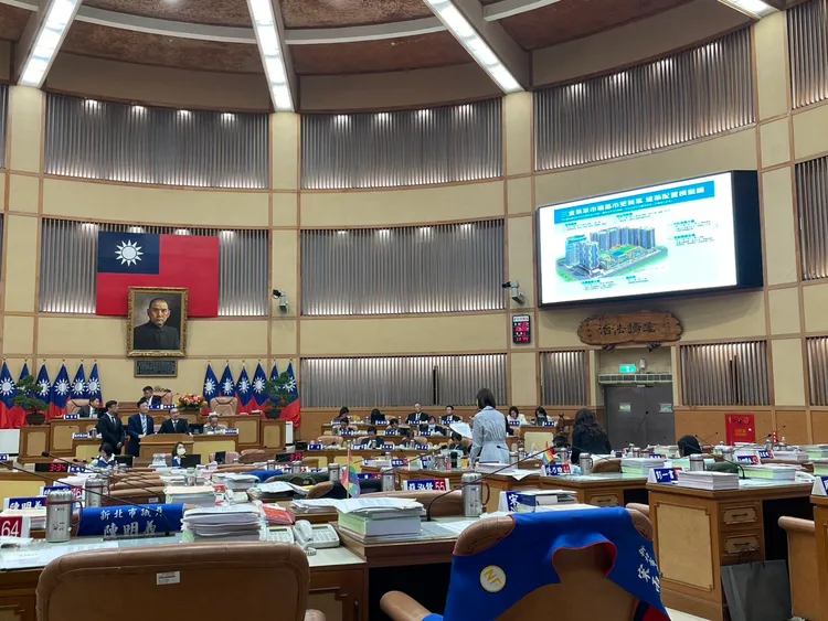 新北市议会民进党团今天总质询,针对非洲猪瘟影响摊商生计盼能减免租金,侯友宜表示昨天已经办理。党团提供