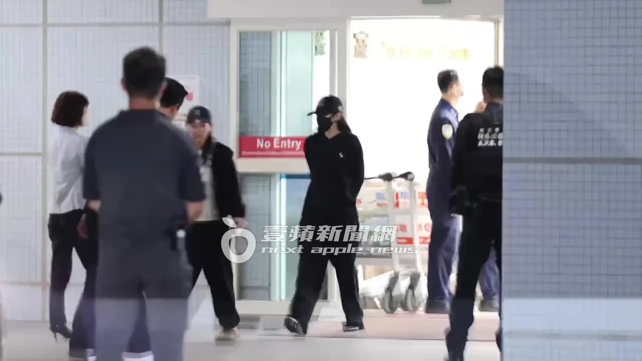 Jennie低头走出机场,略显疲惫。特勤中心摄