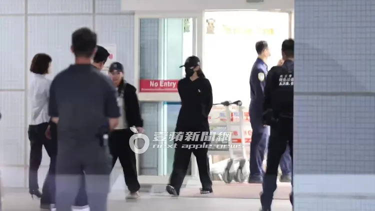 Jennie低頭走出機場，略顯疲憊。特勤中心攝