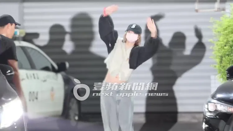 Lisa特地走上前，高舉雙手打招呼。特勤中心攝