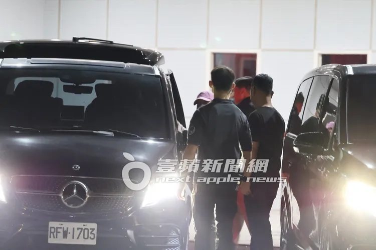 Jisoo走上保母車前向粉絲揮手。特勤中心攝