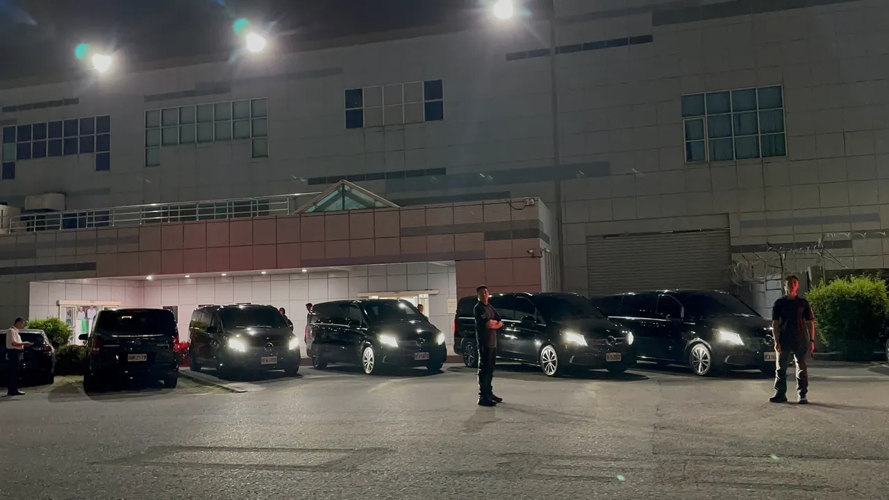 载BLACKPINK的黑头保母车在商务中心外待机。特勤中心摄