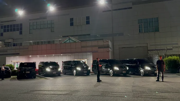 載BLACKPINK的黑頭保母車在商務中心外待機。特勤中心攝