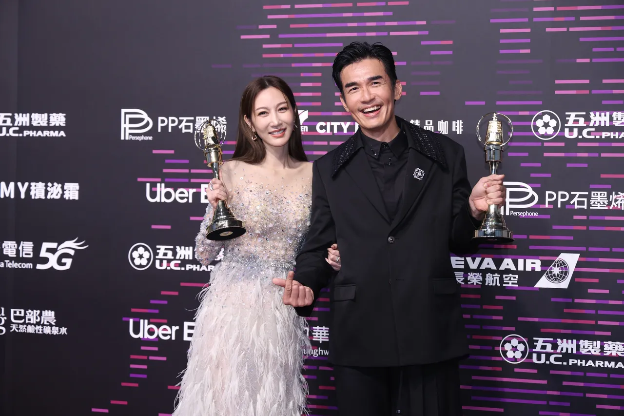 曾莞婷 (左)和杨一展分别为戏剧类女配角、男配角奖。摄影中心摄