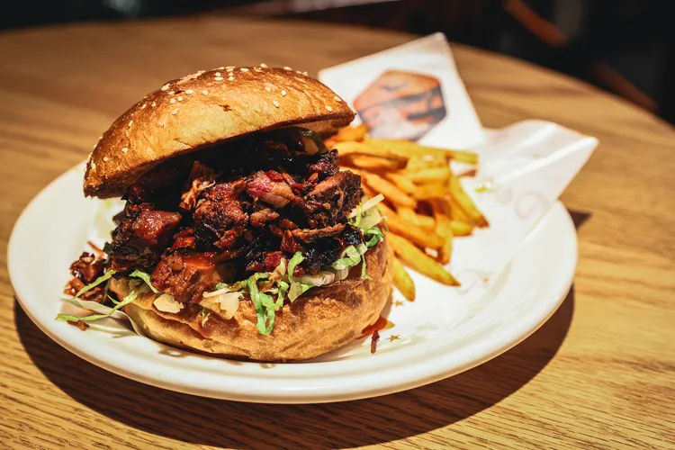 煙燻牛胸碎肉堡。業者提供