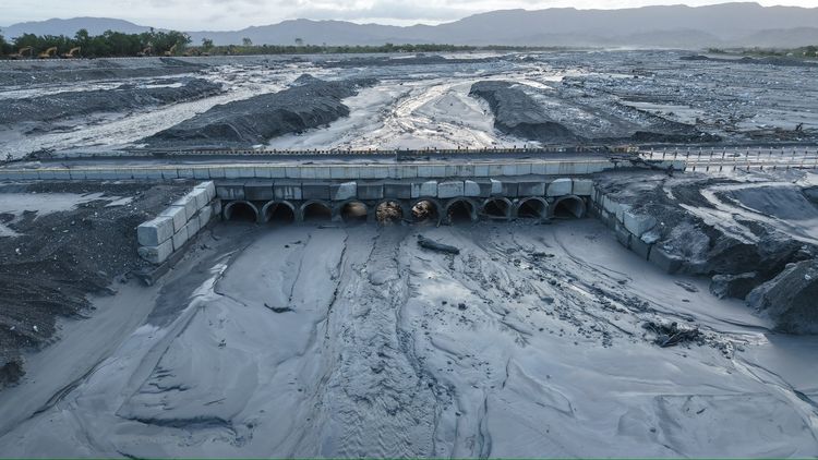 新堰塞湖溢流一度淹沒馬太鞍溪便橋！今晨現況畫面曝光