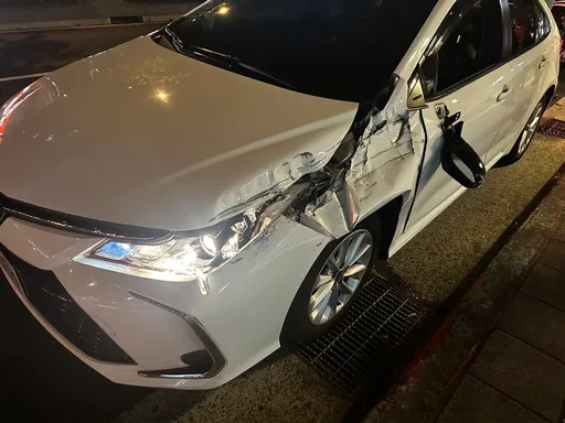 「天暗看不到?」疑A柱擋視線 北市小客車追撞待轉貨車