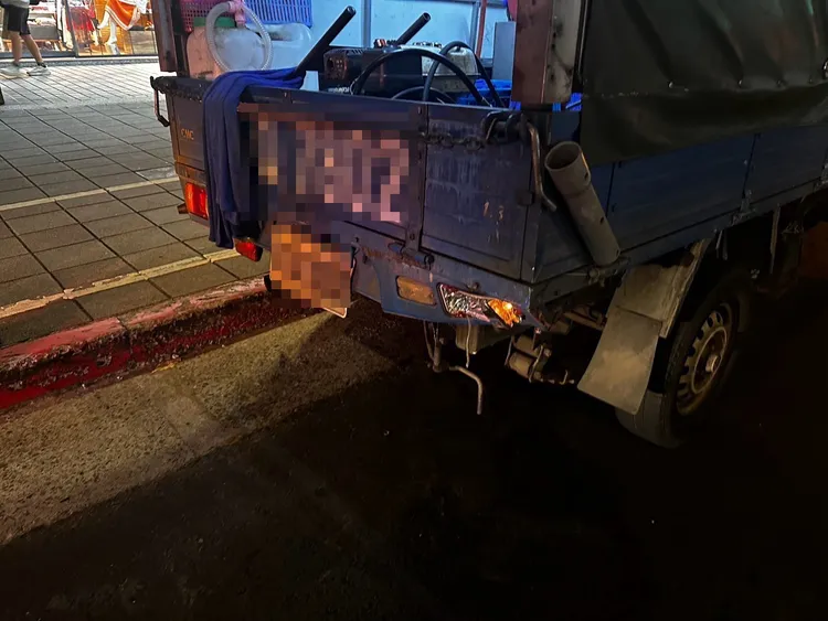 小貨車遭追撞。警方提供