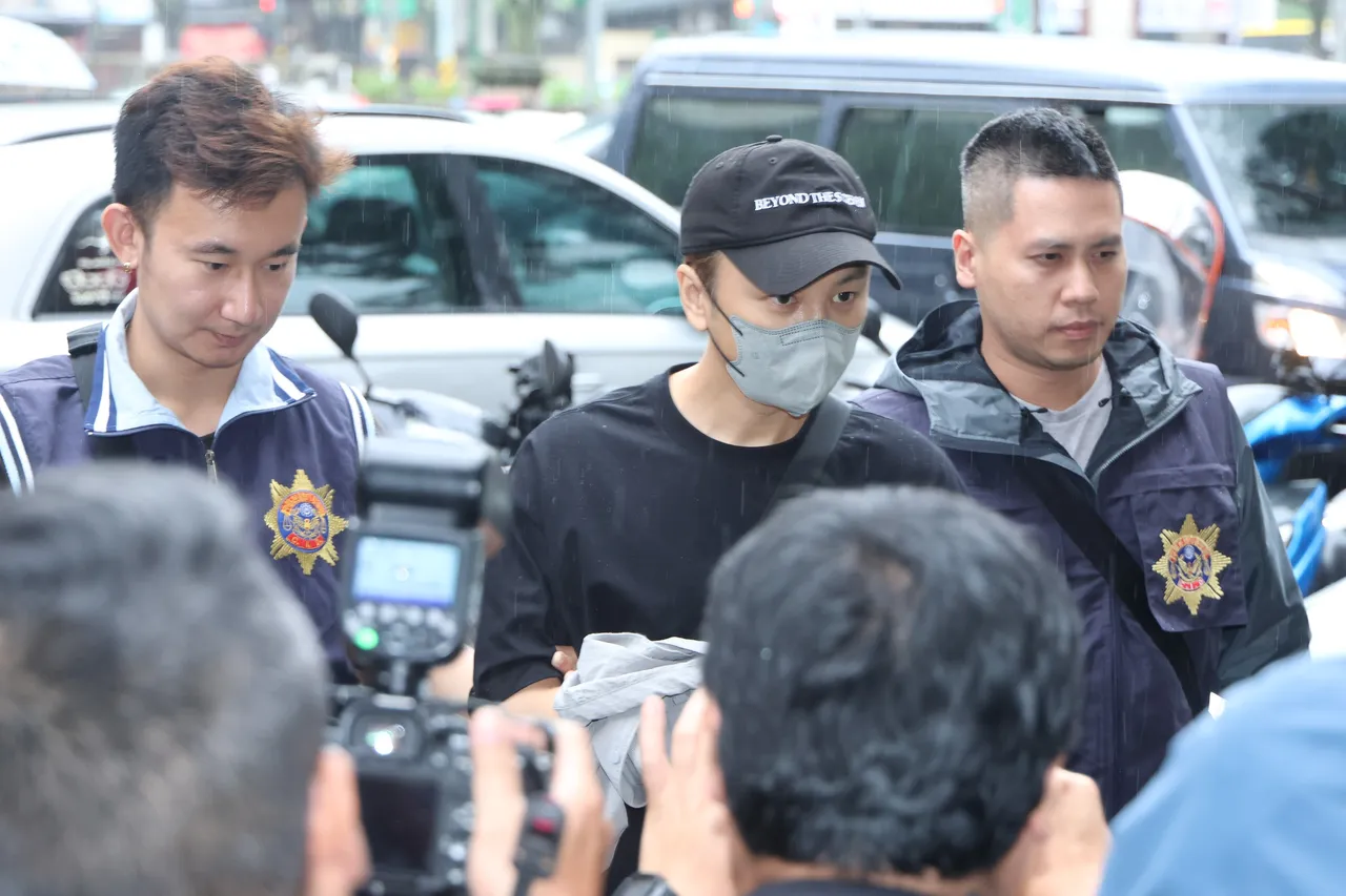 王大陆闪兵案第三波扫荡,艺人Energy书伟遭检警拘提到案。彭欣伟摄