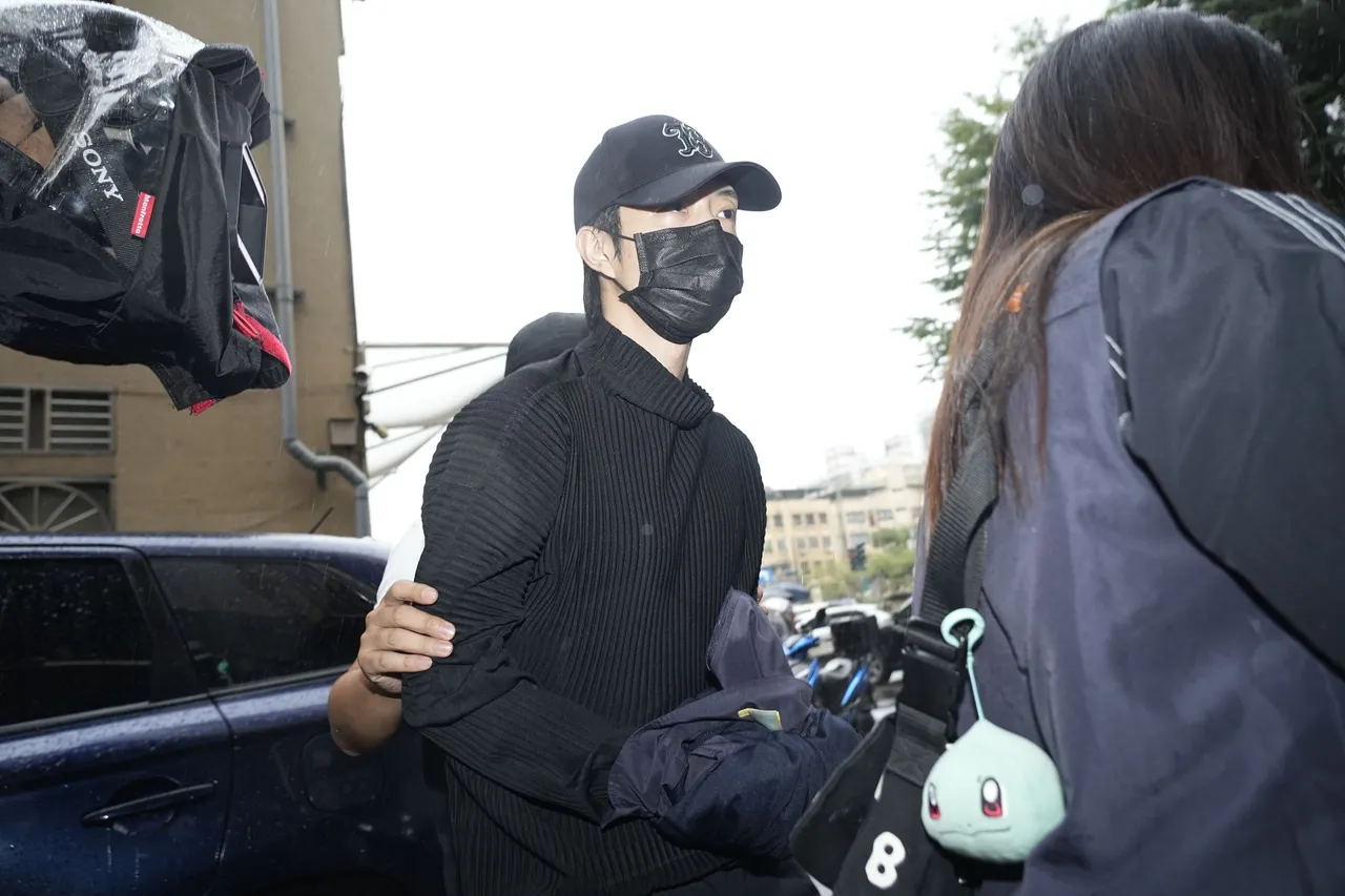 王大陆闪兵案第三波扫荡,男团棒棒堂成员小杰遭检警拘提到案。彭欣伟摄