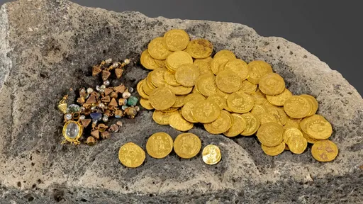 古城散步意外捡到宝! 1400年前的黄金与珠宝竟藏这里