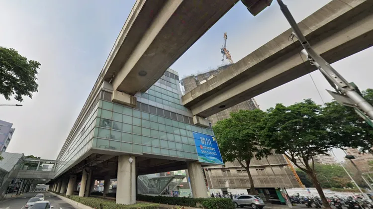 女子跳入高捷都会公园站轨道。翻摄GOOGLE MAP