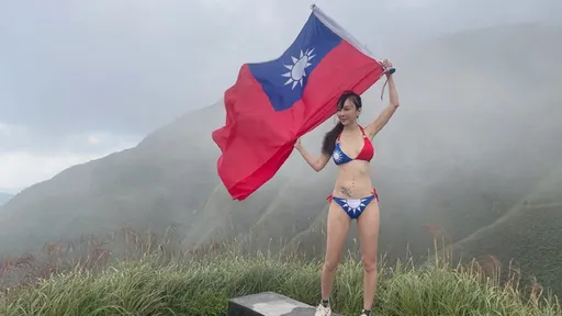 58岁美魔女辣秀「国旗比基尼」 双十国庆高喊:我爱我的国家