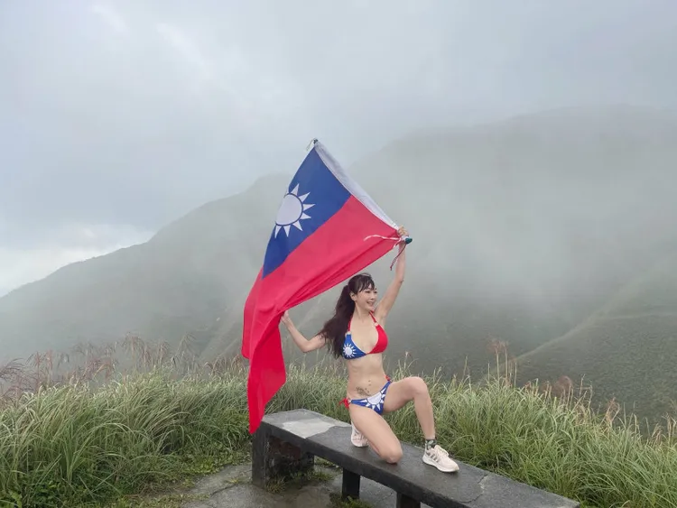 胡文英身穿「國旗比基尼」，以多張在山上擺拍的辣照祝賀國慶。翻攝胡文英臉書