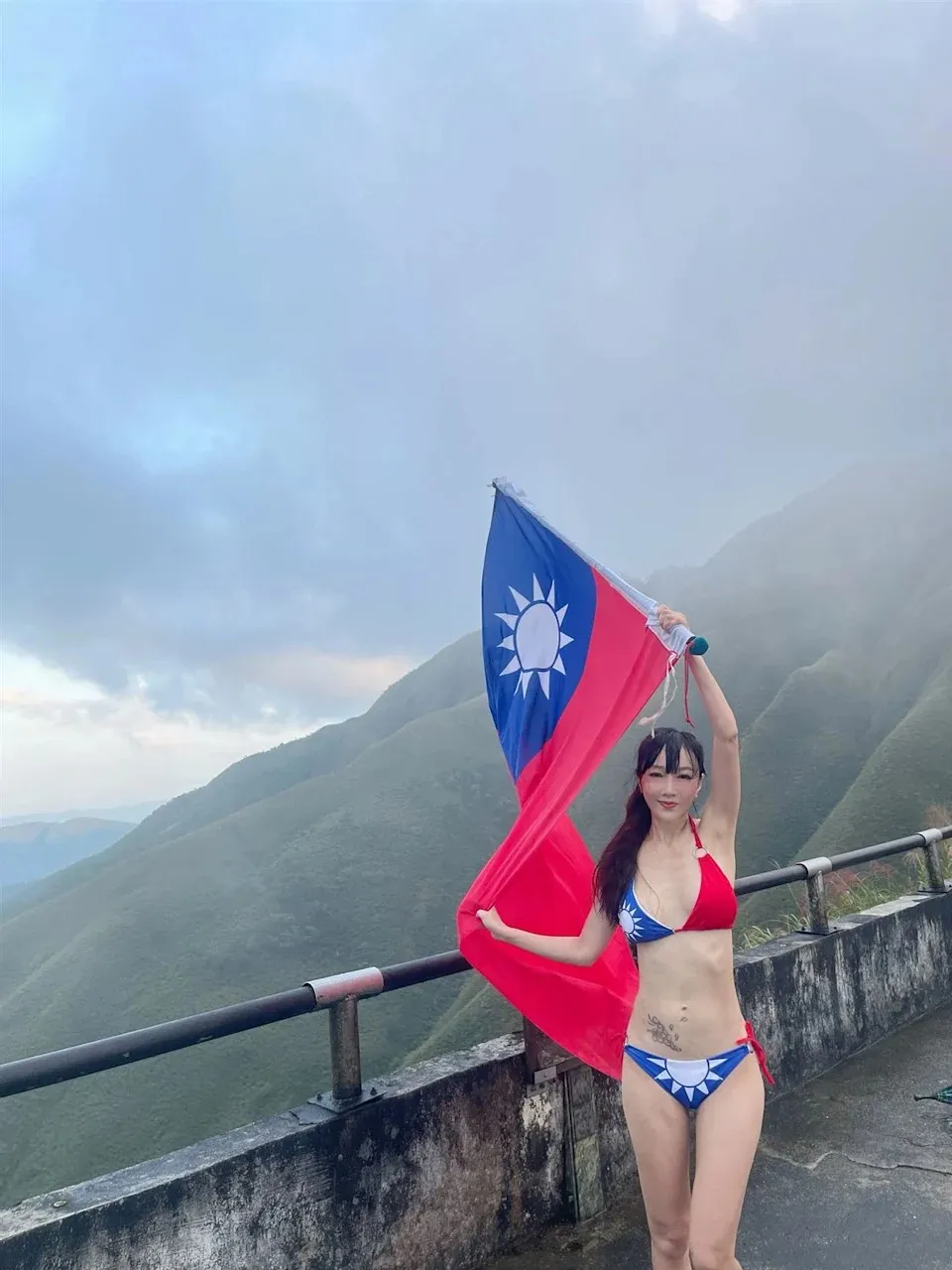 胡文英的「国旗比基尼」,诚意满满。翻摄胡文英脸书