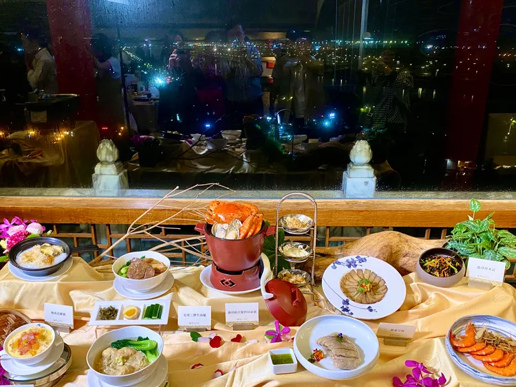 台北圆山大饭店今(28日)起开卖宵夜,主打全北市视野最佳的夜景餐厅。庄伟祺摄