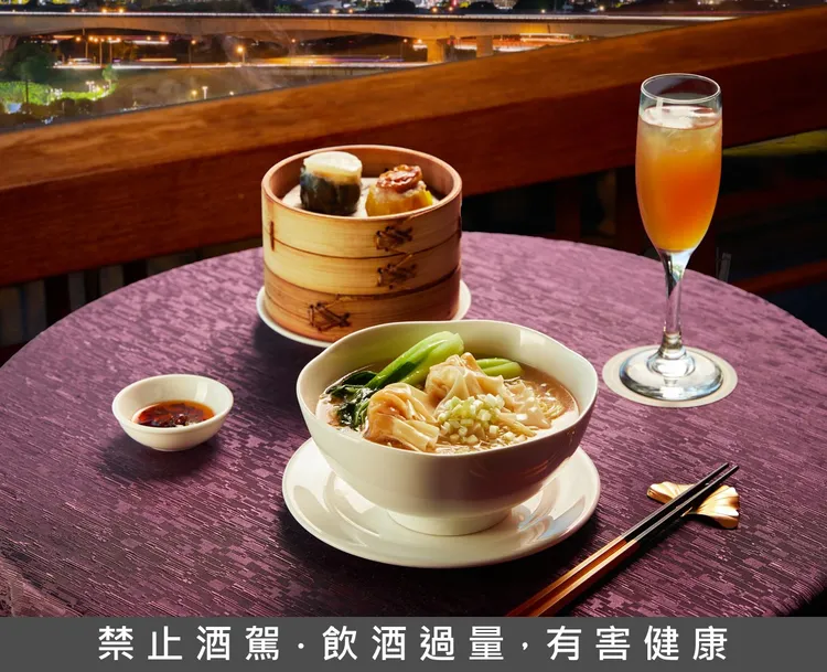 宵夜場可吃到港式雲吞麵、蒸籠港點搭配調酒。圓山大飯店提供