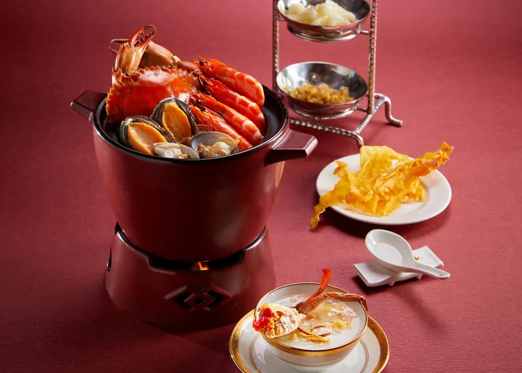宵夜場可吃到五星級主廚打造的系列餐點，包含使用上等紅蟳與海蝦熬製的潮州砂鍋粥。圓山大飯店提供