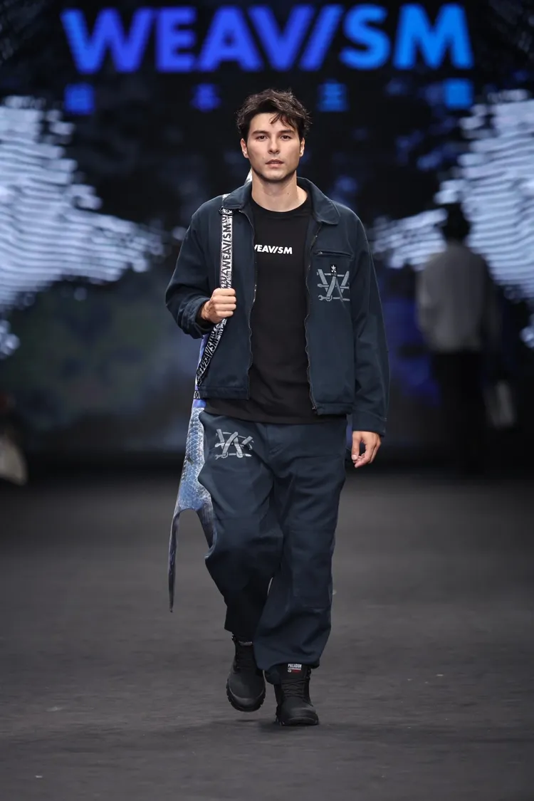 鳳小岳擔任WEAVISM織本主義 x《人生清理員》走秀嘉賓。台北時裝周提供