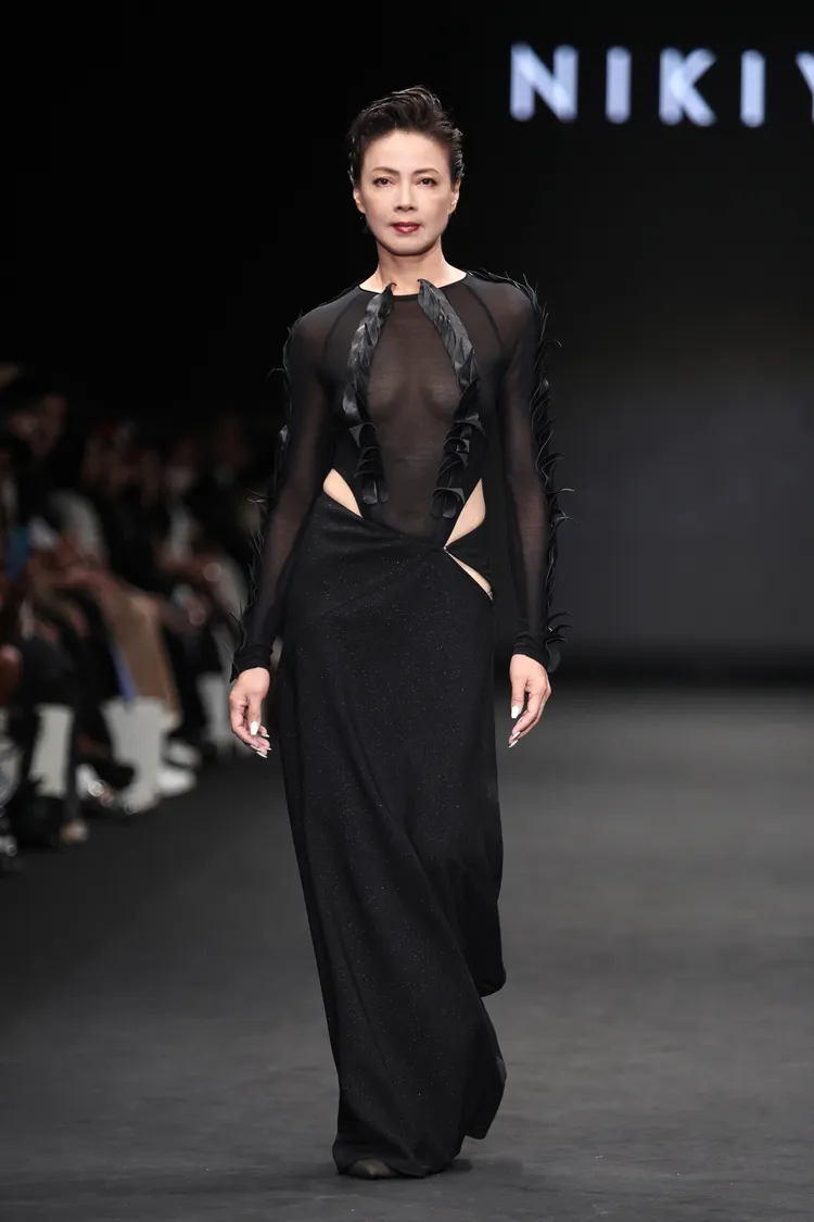 57歲的柯淑勤則以透膚裝辣曬中空半球，同樣吸睛。台北時裝周提供