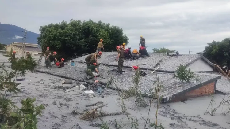 馬太鞍堰塞湖潰決造成光復鄉重創，災後重建已邁入第三週。消防局提供