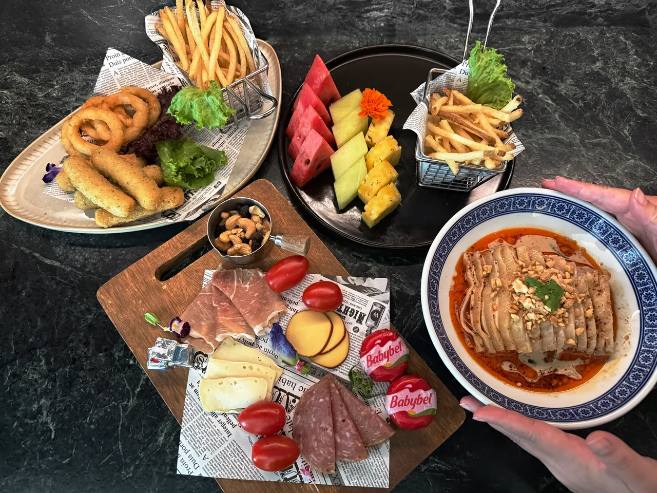弈梦红楼共推出4道夜酌小食,分别为川味口水鸡、薯条搭综合水果拼盘、经典酥炸拼盘、综合乳酪火腿盘,单价480元起+10%。瀚寓酒店提供