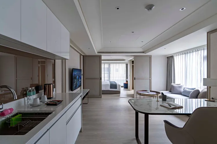 微醺不散場！凡入住景觀豪華客房或菁英套房(如圖)連續兩晚以上，再享雙人免費暢飲，每晚6999元起。瀚寓酒店提供