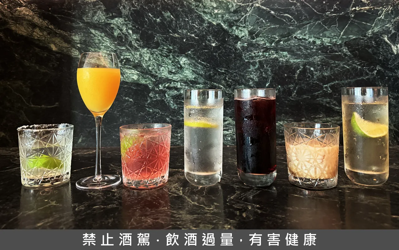 每桌只要任点一道夜酌小食,即可全桌每位加价899元+10%,在90分钟内畅饮7款经典调酒。瀚寓酒店提供