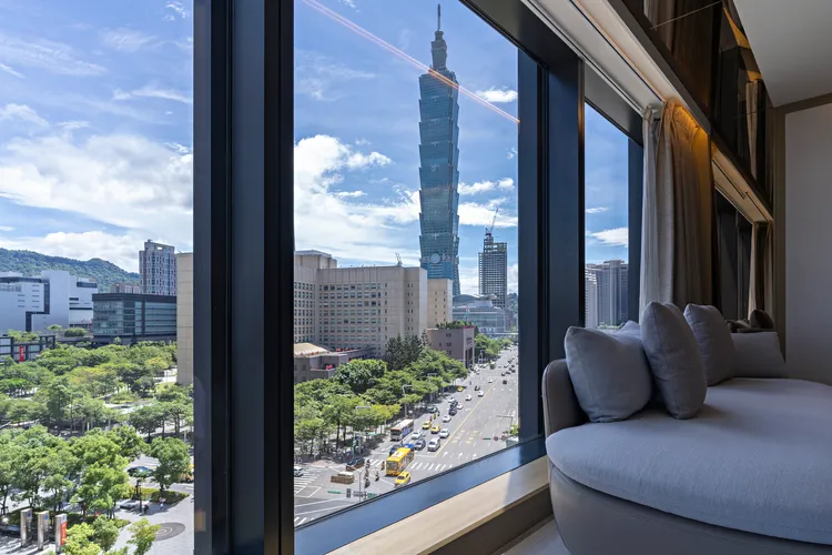 入住景觀豪華客房，大片景觀窗將101大樓景色盡收眼底，白天沉浸於台北城市度假氛圍，夜間再移步至弈夢紅樓舉杯暢飲，與摯愛共度浪漫之夜。瀚寓酒店提供
