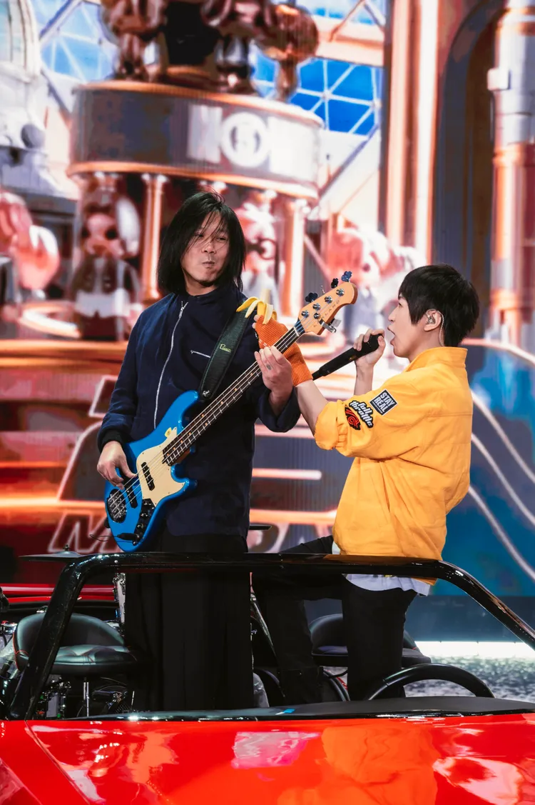 阿信（右）餵瑪莎吃香蕉。相信音樂提供