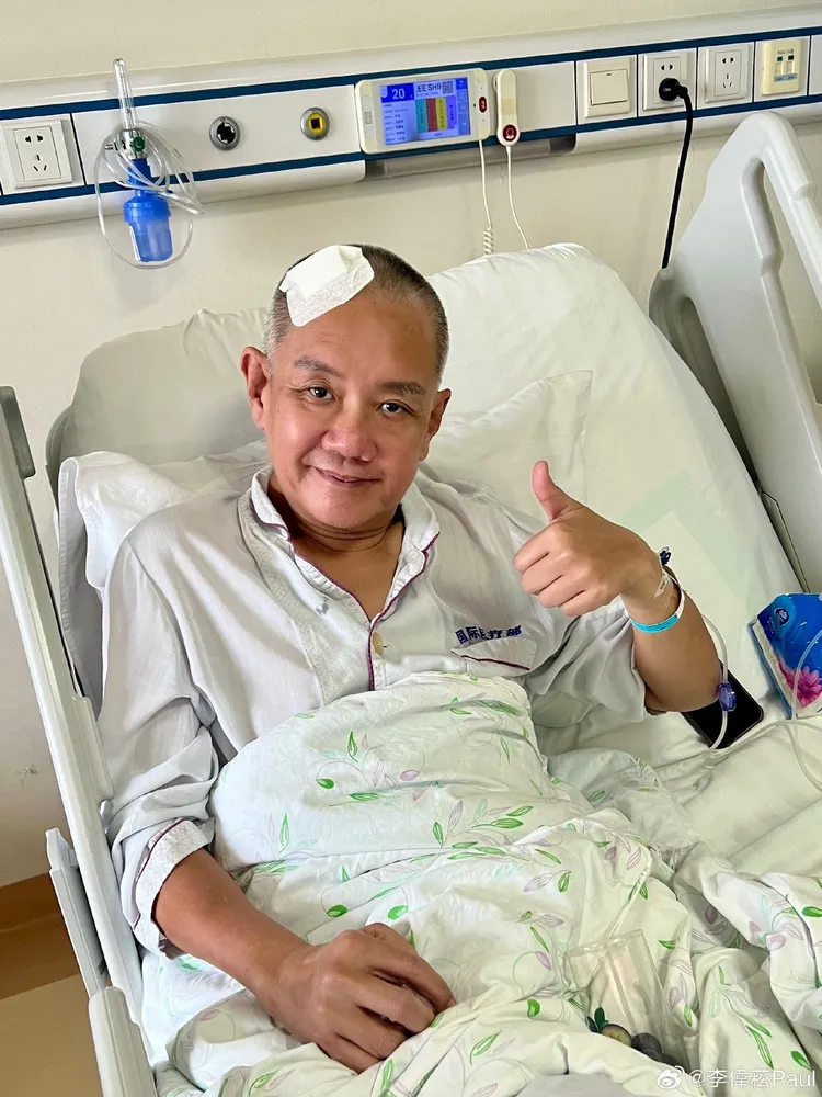 李偲菘術後比讚。翻攝李偉菘微博