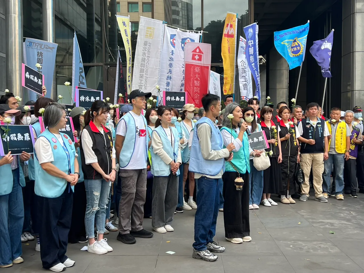 空服员工会代表手举标语「特休无罪」,要求劳动部修法保障请假权益。读者提供