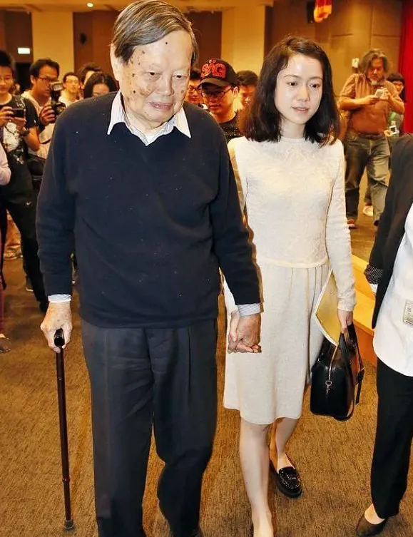 楊振寧（左）外出都牽著翁帆的手。翻攝微博/翁帆