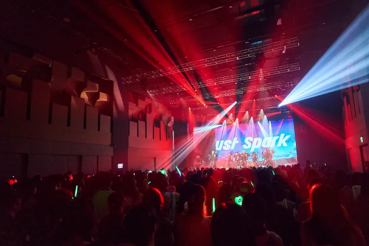 PSYCHIC FEVER送花給粉絲，尖叫聲不斷。LDH愛夢悅提供