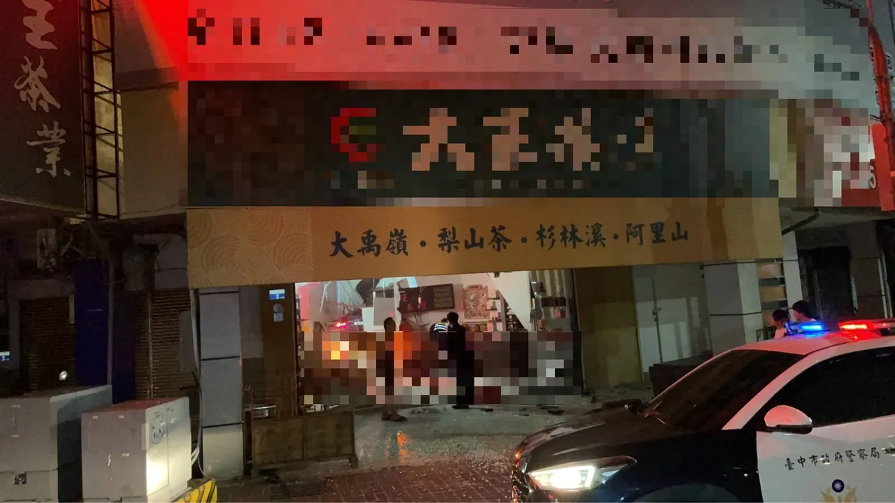 轿车冲进茶叶行造成1死2伤。民众提供