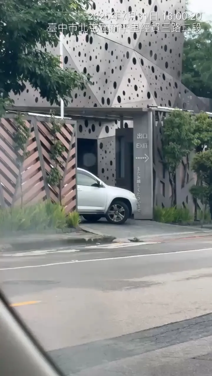 7月31日下午曾男駕駛休旅車從汽車旅館出來。爆料人提供