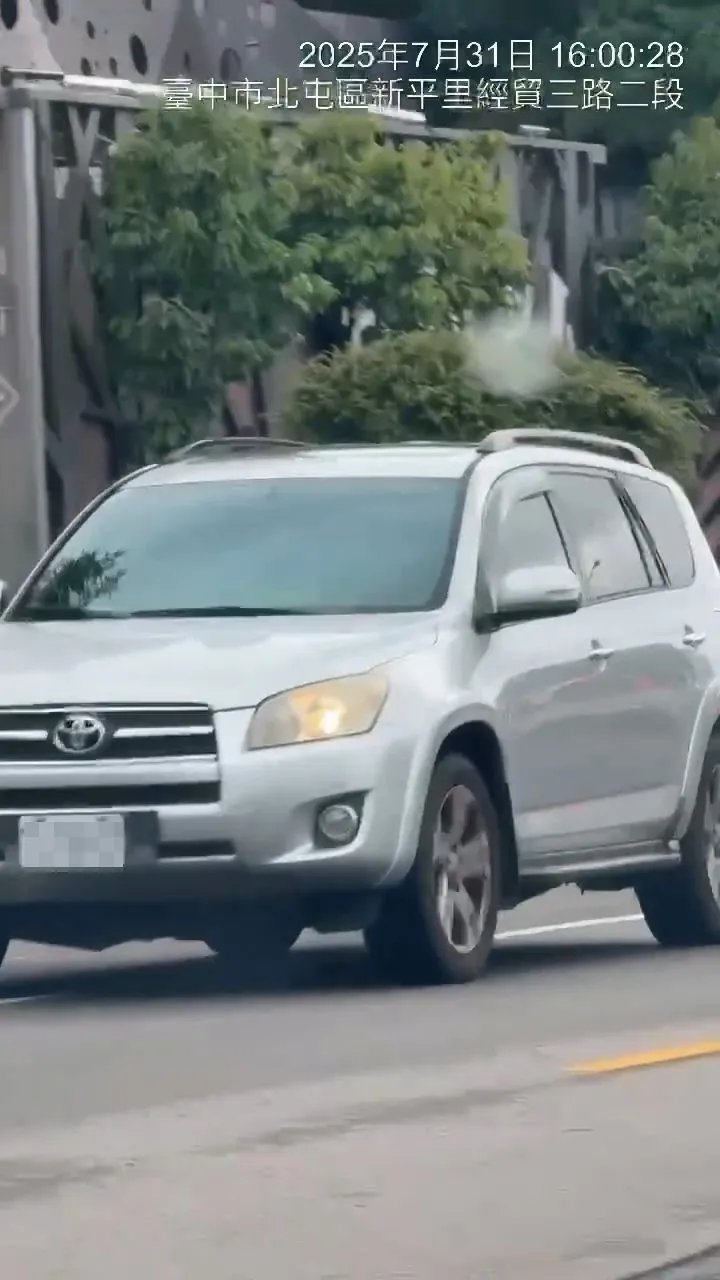 7月31日下午曾男駕駛休旅車從汽車旅館出來。爆料人提供