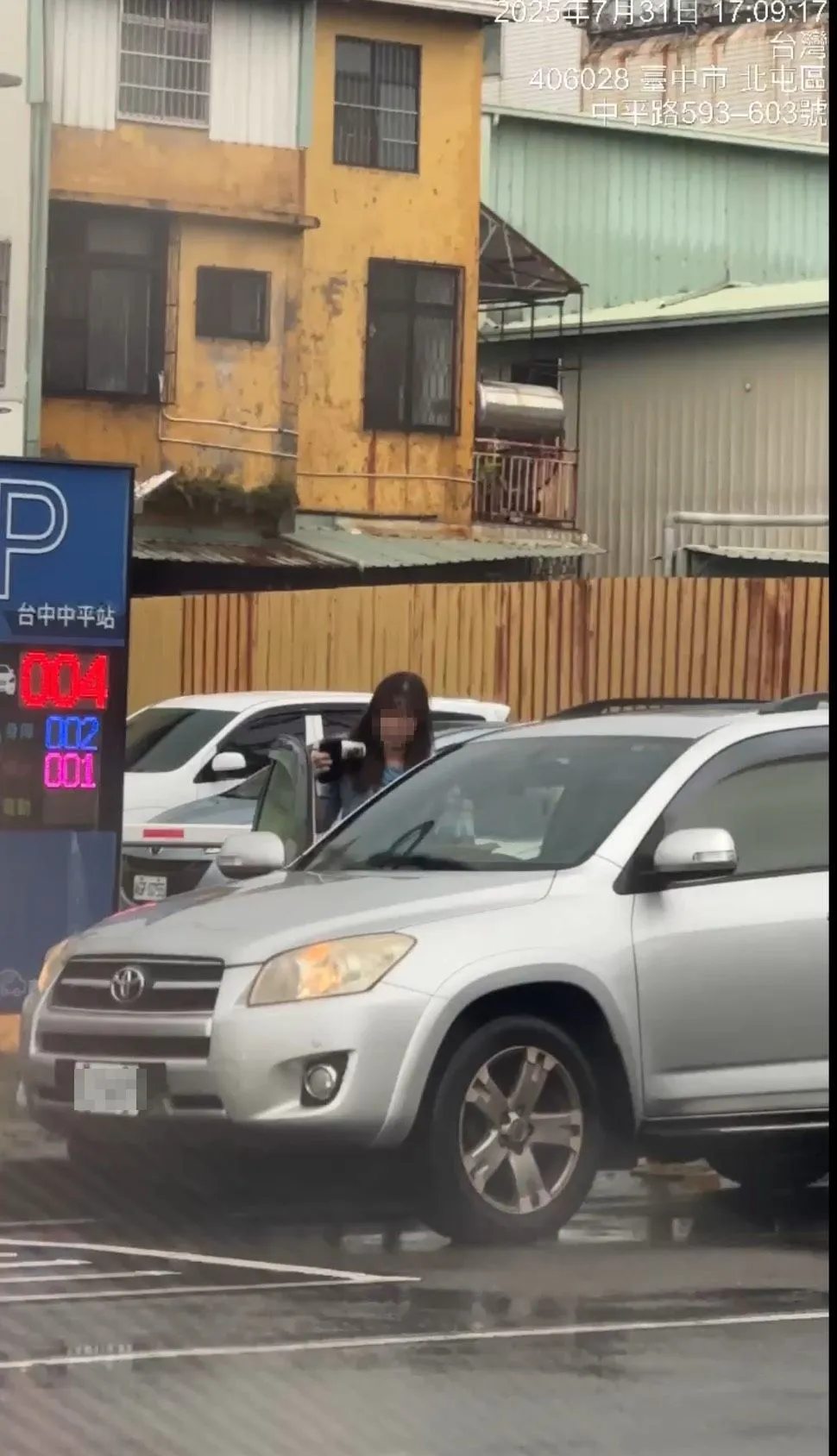 曾男载C姓女主任从汽车旅馆出来后,送她到附近停车场取车。爆料人提供